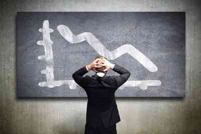 Person steht vor Tafel - © fotogestoeber - stock.adobe.com